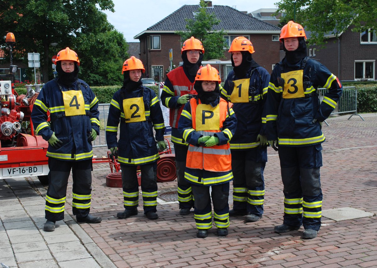 Opperste concentratie van de jeugdleden voor het spelen van een wedstrijd. Foto is alweer een tijdje geleden gemaakt. #jeugdbrandweer #firefightersofthefuture #taggenmaar #jeugdbrandweernederland #nostalgie