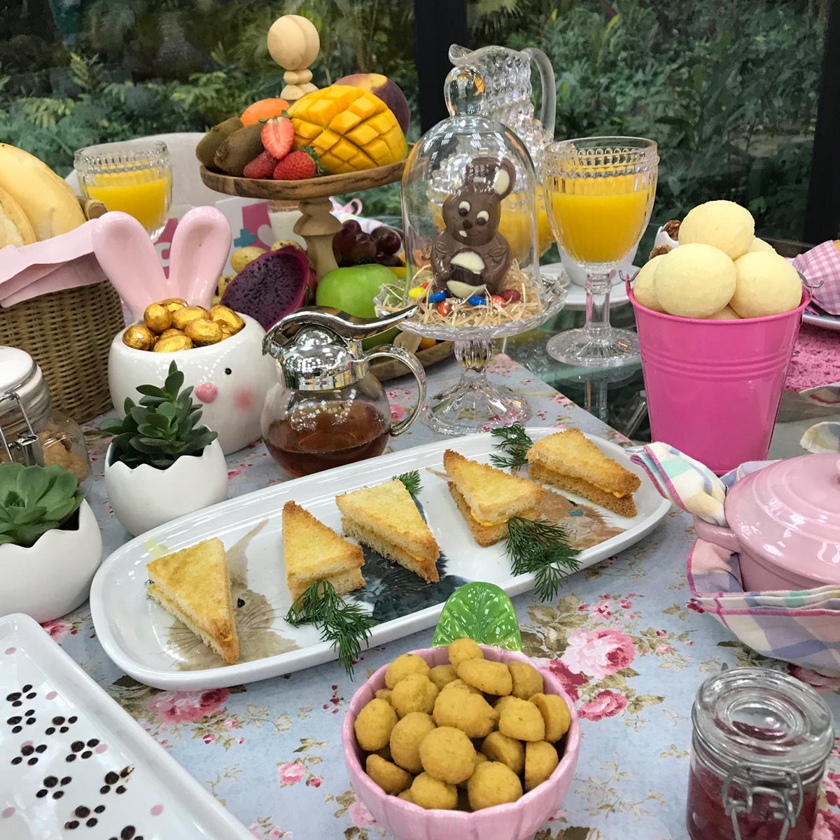 tvglobo's tweet photo. Olha essa mesa de café da manhã pra Palmirinha! 👀 #MaisVocê https://t.co/WrReKDcM9J