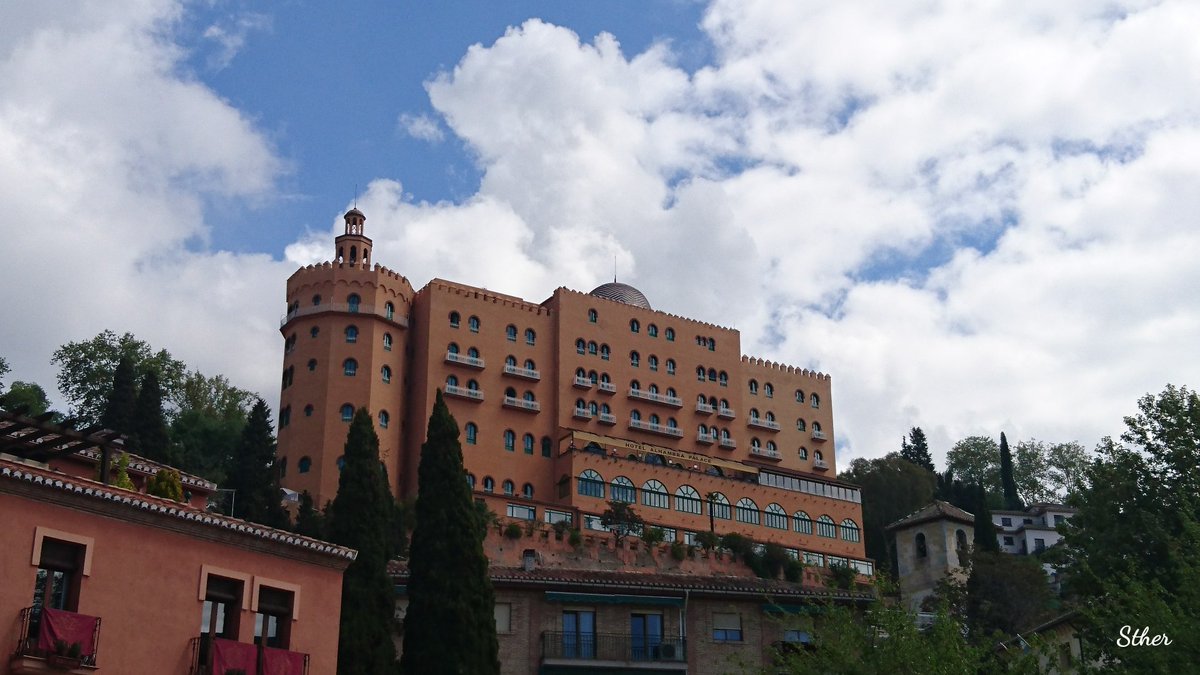 La belleza del hotel Alhambra Palace entre nubes #Granada @PlanesGranada @megustagranada @granadaturismo @turgranada @masquegrana @GranadaenFotos @GranadaCTours