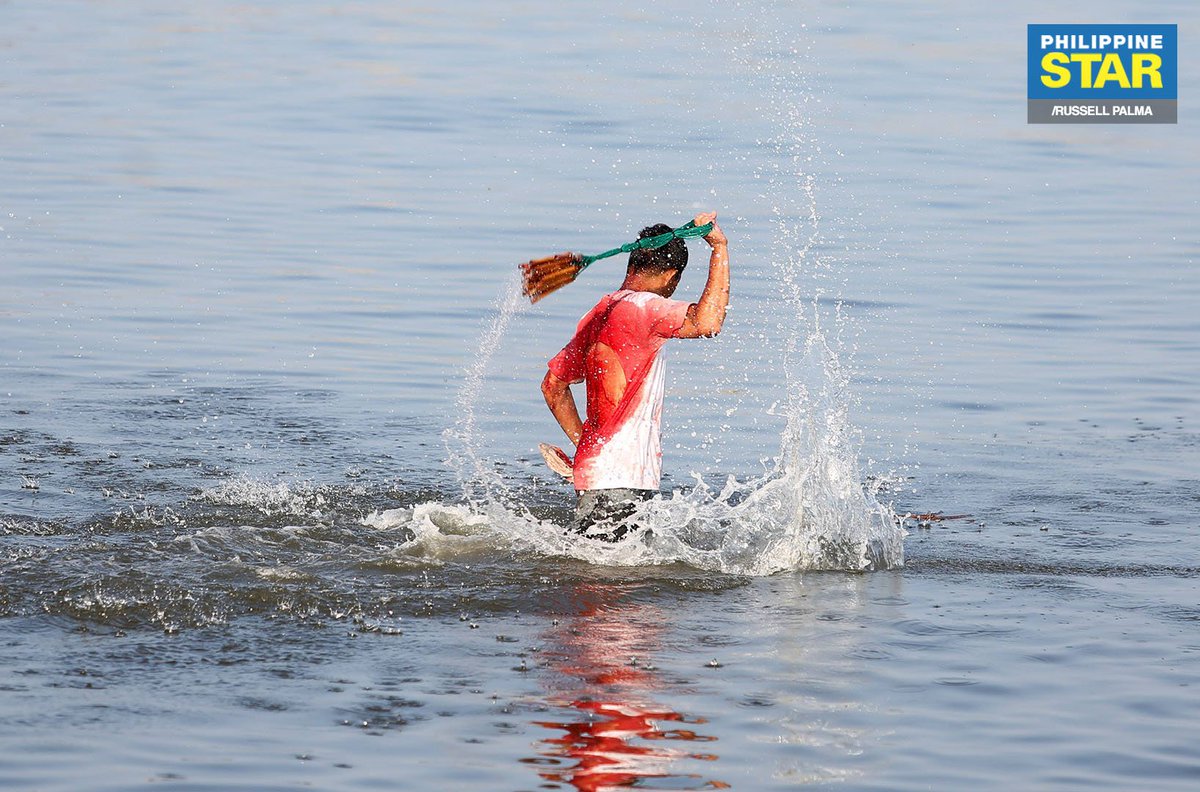 PhilippineStar's tweet photo. IN PHOTOS: In observance of Good Friday, devotees take a dip in the waters of Manila Bay in Ligtong, Rosario, Cavite after having their backs inflicted with multiple wounds. https://t.co/CAS3eRHnHa