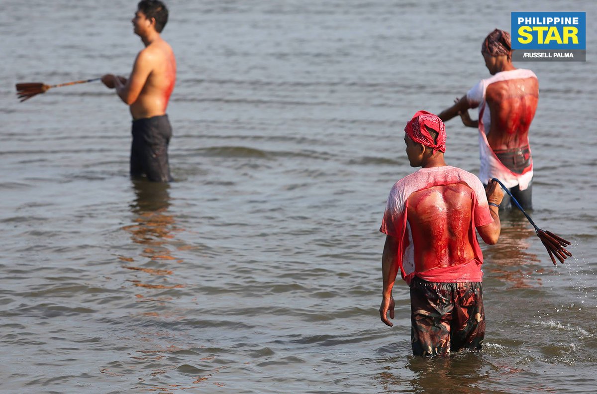 PhilippineStar's tweet photo. IN PHOTOS: In observance of Good Friday, devotees take a dip in the waters of Manila Bay in Ligtong, Rosario, Cavite after having their backs inflicted with multiple wounds. https://t.co/CAS3eRHnHa
