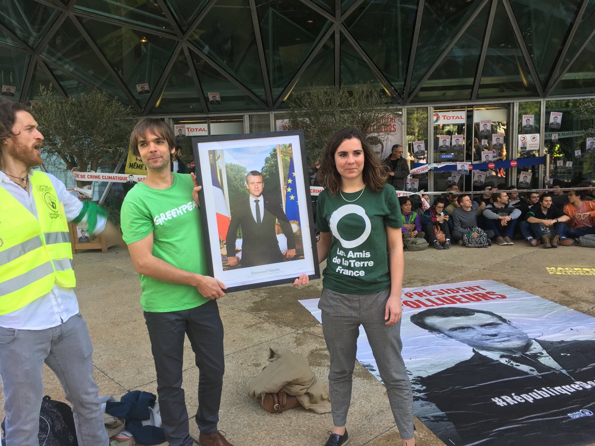 Si les gendarmes continuent à chercher la trentaine de portraits officiels d’E. Macron décrochés dans les mairies ces derniers mois, il y en a 3 qui sont brandis à La Défense devant les sièges de Total, d’EDF et de la Société générale par les militants de l’urgence climatique