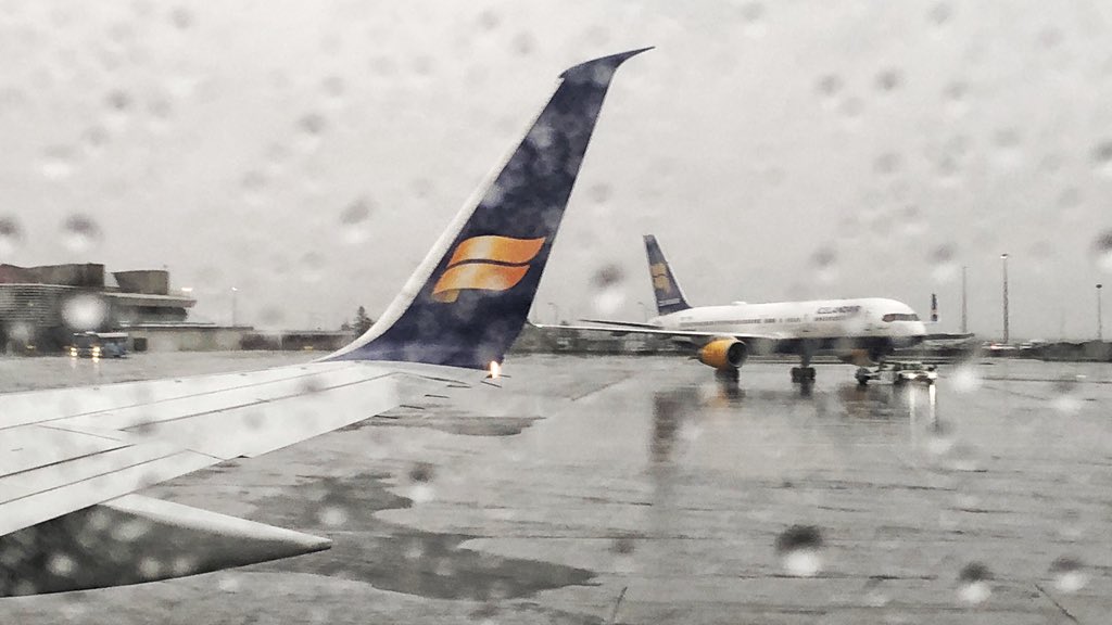 Esa_Juntunen's tweet photo. #Icelandair has a very consistent fleet of ol’ faithful B757’s on most of their routes. I’ve always liked apprearance of this model: if I would have to describe what an typical airplane looks like: then it would be B757. #randomtakeoffs #livereport #paxex #aviation #planespotting https://t.co/BN2gMuxheD