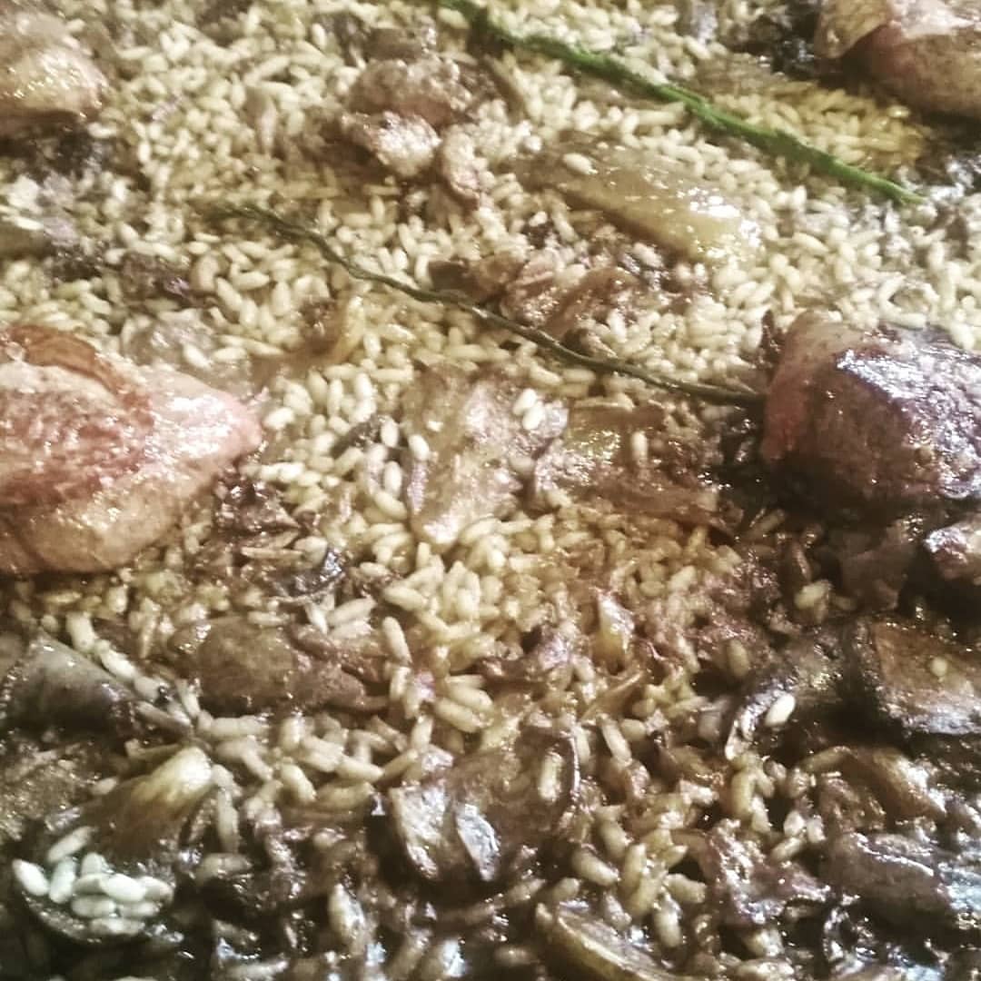 cocinandocaza's tweet photo. #CocinandoCaza #JaraYSedal #IvanMoreno @yoneron1 #ASusPiesChef
"Arroz seco de Paloma Torcaz" Con las pechugas sin integrar. 🤤
de Iván Moreno
#Integración
El #Fondo de este plato con la propia #Torcaz
#ParaChuparseLosDedos #Cocina #CAZA
RecetaCompleta👇
https://t.co/keup0gY6AW https://t.co/7X5QlrTfNy