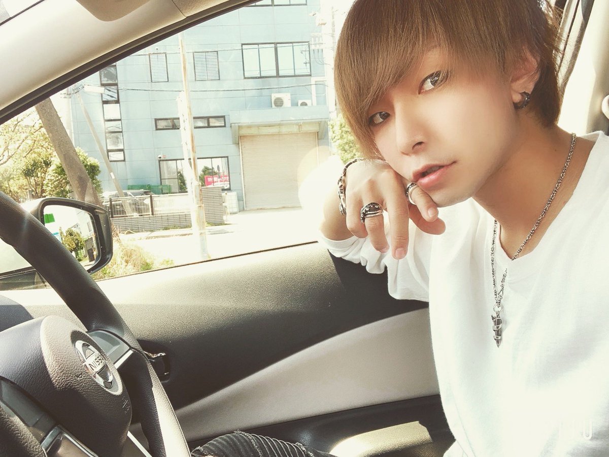 キラ 車乗ろうと思ったら知らん人いたに使っていいよ 外車でも日本車でもかっこいいからいいんです 彼氏がこんなにかっこよかったら毎日瀕死なので遠慮しとく
