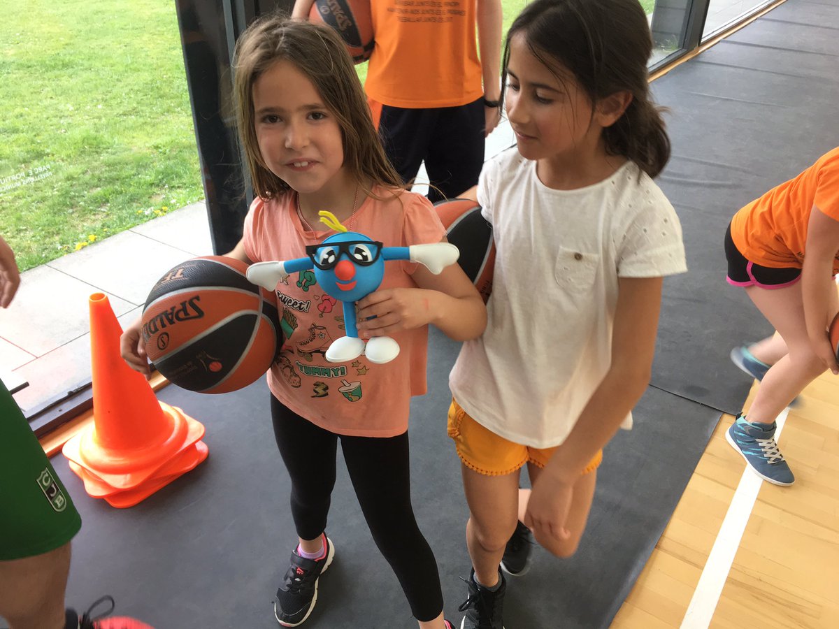 basquetolot's tweet photo. Ahir va acabar el Campus de Setmana Santa Fluvià Òptics amb la visita d’en Fluviet! Gran setmana al pavelló! Ens tornem a veure a l’estiu! #basquet #olot https://t.co/ZQ9HAb5Qc2