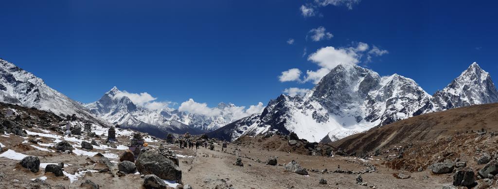seamuslawless's tweet photo. Stunning day walking to Loboche from Periche, clear blue skies all the way #IrelandonEverest #Everest2019 https://t.co/GqCH2arWV5