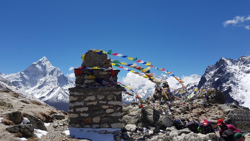 seamuslawless's tweet photo. Stunning day walking to Loboche from Periche, clear blue skies all the way #IrelandonEverest #Everest2019 https://t.co/GqCH2arWV5
