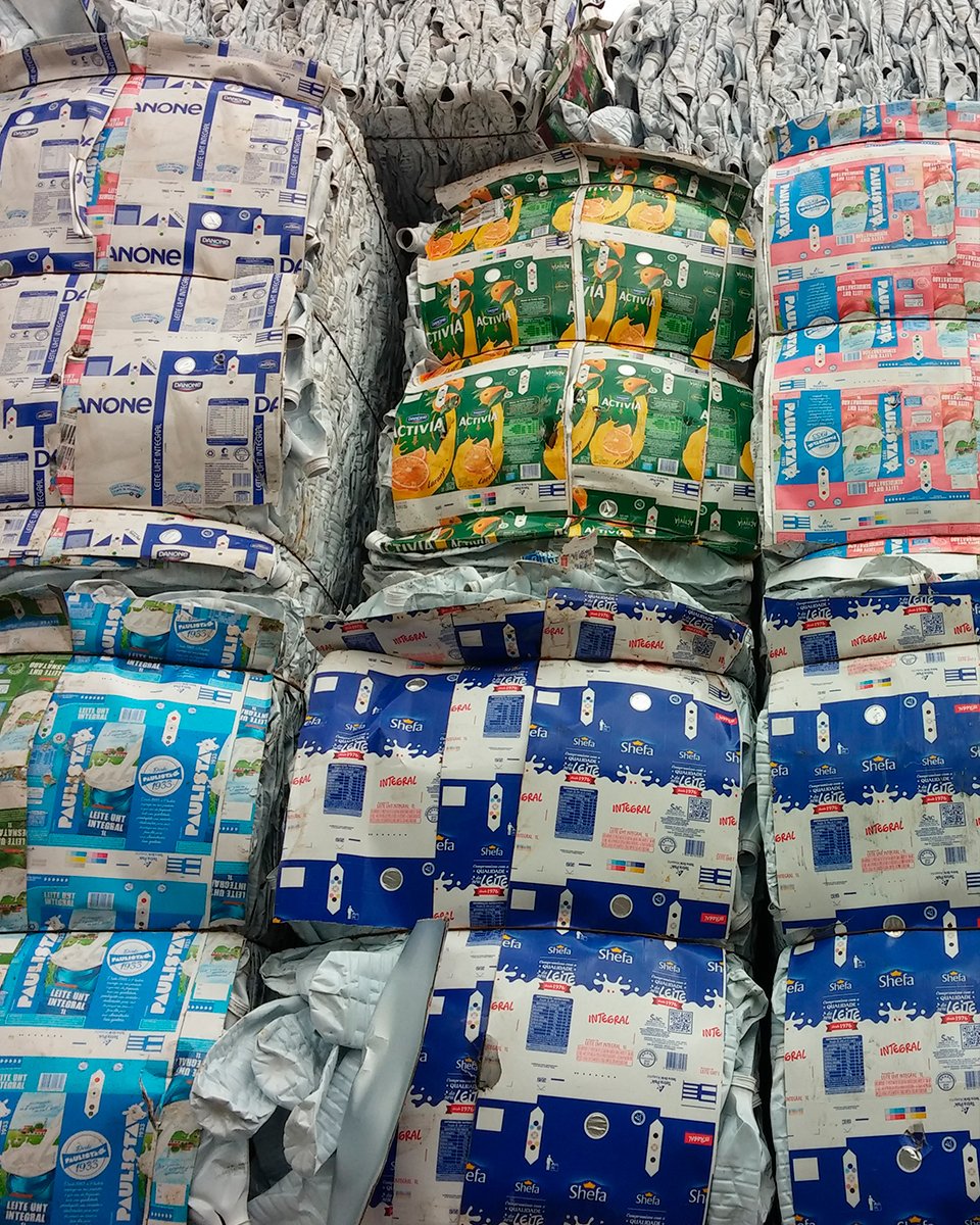 vejaproject's tweet image. [THREAD] From a plastic bottle to an innovative sneaker. The Veja project is about breaking down the sneaker and starting over from the raw materials to the finished product, creating a positive economic and social value. ⏬