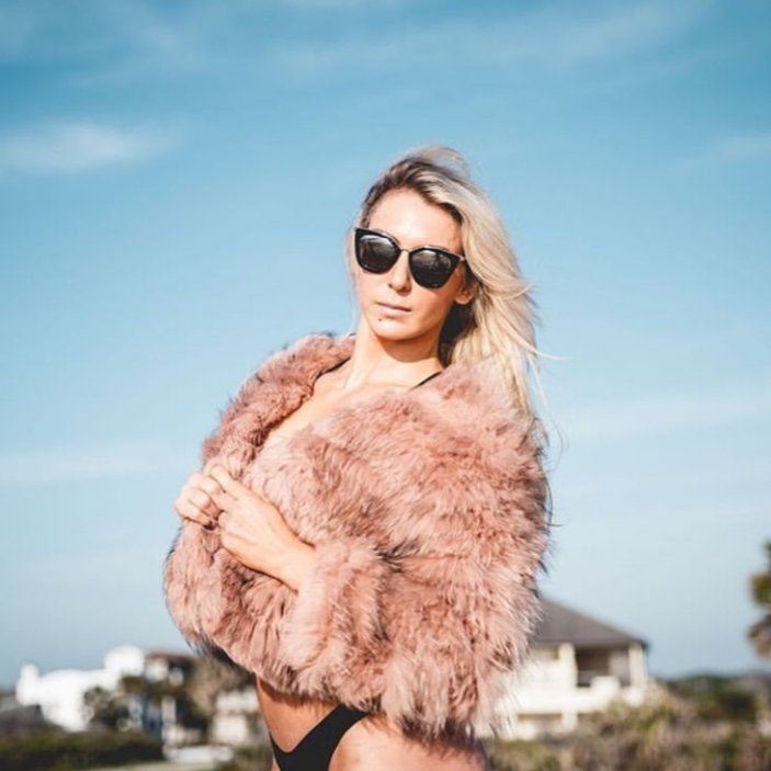 Sky__1981's tweet photo. 🌞😘Good morning my friends .. wish you a nice Easter weekend #CharlotteFlair #Charlotte #TeamCharlotte #thequeen #Teamthequeen #wooooo #Dynasty #Doitwithflair #Flairnation #HappyEaster #wwe #wweuniverse #womenswrestling 🌞😘 https://t.co/fsHVc8H5x9