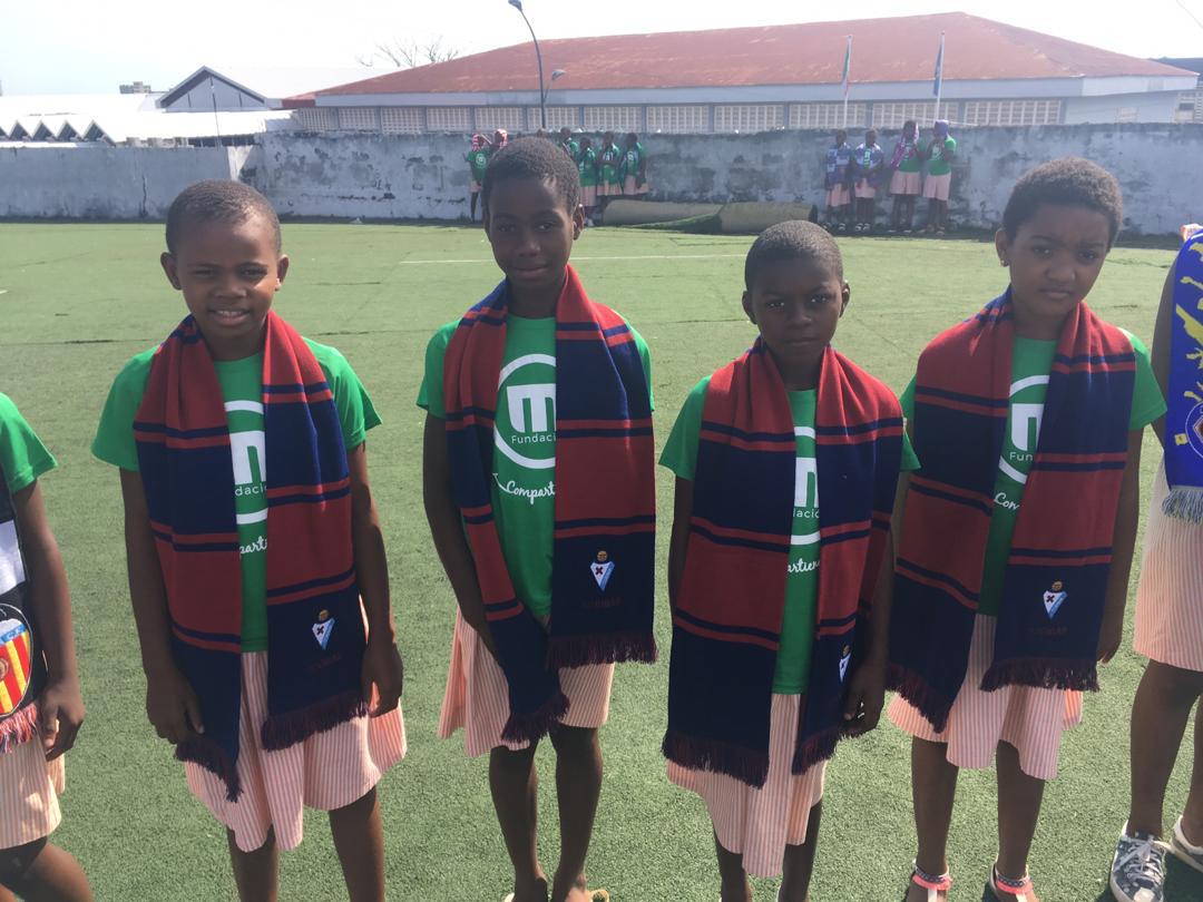 ⚽🔴🔵 Niños del Colegio Santo Ángel de Bata, en Guinea Ecuatorial, lucen bufandas del Eibar y de otros equipos de @LaLiga, de la mano de @BZarandona