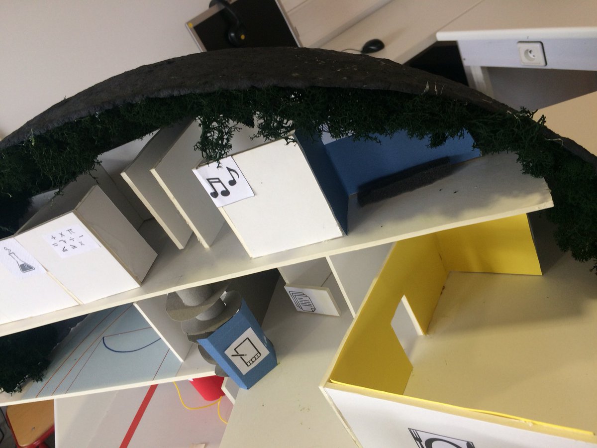 ref_num_jj's tweet photo. Les élèves de 6eme de l atelier sciences vous présentent avec fierté la maquette de leur collège imaginé pour vivre sur la Lune 😊💪👋 #CiteEspace #Moncollegesurlalune https://t.co/KyzZPc04l3