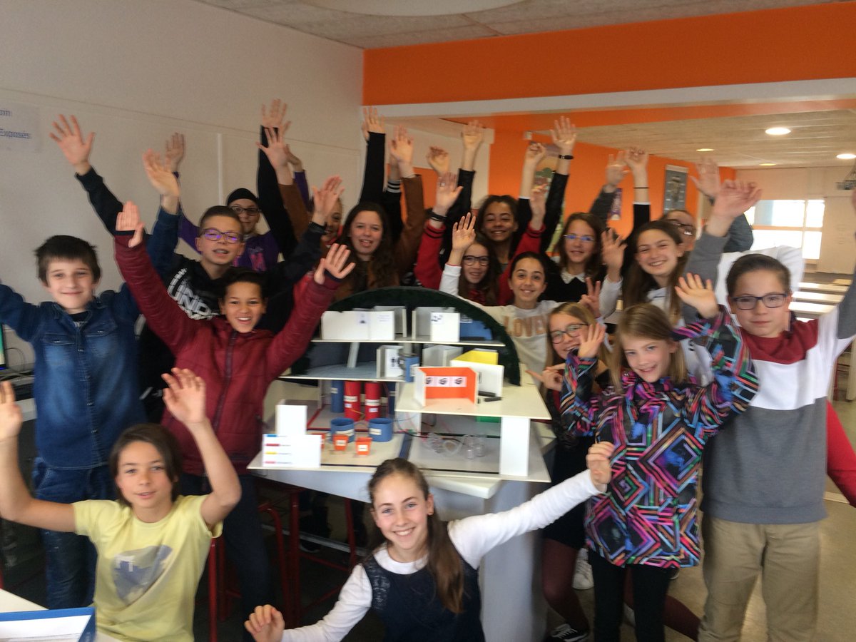 ref_num_jj's tweet photo. Les élèves de 6eme de l atelier sciences vous présentent avec fierté la maquette de leur collège imaginé pour vivre sur la Lune 😊💪👋 #CiteEspace #Moncollegesurlalune https://t.co/KyzZPc04l3