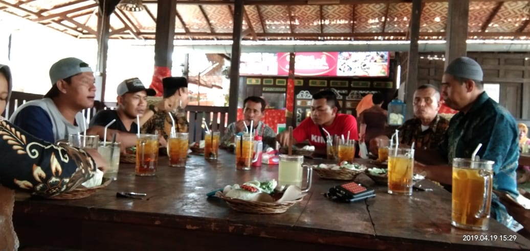 imronrosyid's tweet photo. Petugas TPS sdh kerja keras nyaris 48 jam. Tak ada salahnya memberi apresiasi pd mereka. Ajak makan siang bareng misalnya. #pahlawanpemilu #pakang https://t.co/uEabj8Onr8