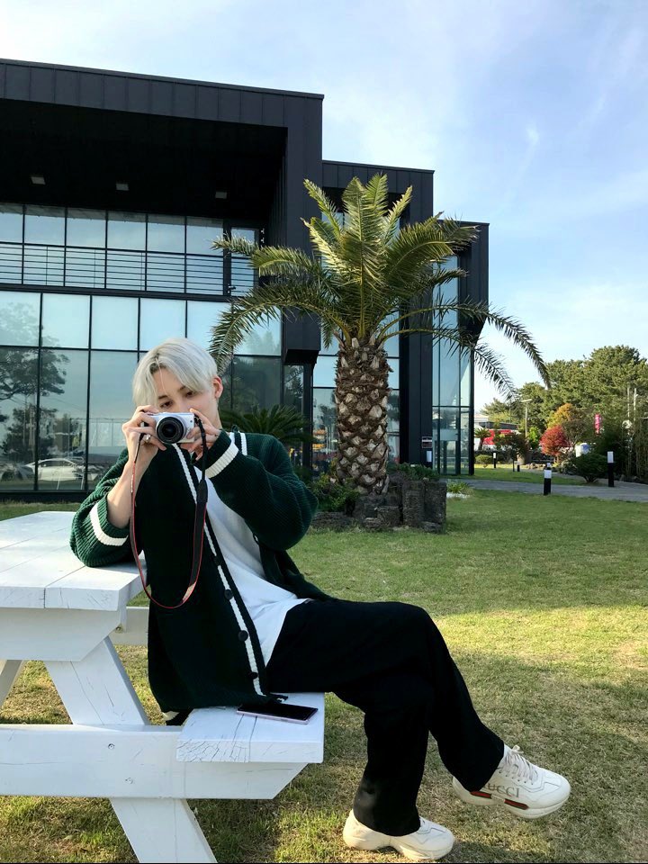 pledis_17's tweet photo. [17'S 정한] 캐럿들 행복한 하루 보내고 있어요? https://t.co/ng0QHtrgAJ