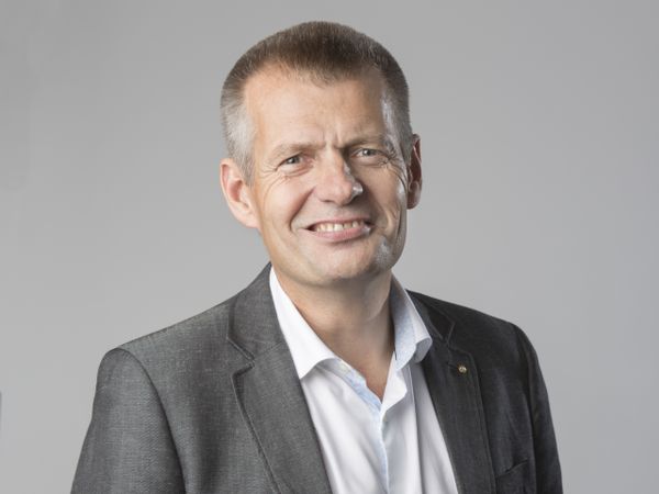Samtidigt som skolresultaten viker och segregationen ökar triumferar våra rikspolitiker i frågor om mobilförbud och skriftliga ordningsomdömen. Förslag för att rätta till de systemkritiska bristerna saknas, skriver Matz Nilsson, Sveriges Skolledarförbund.
svd.se/hur-lange-ska-…
