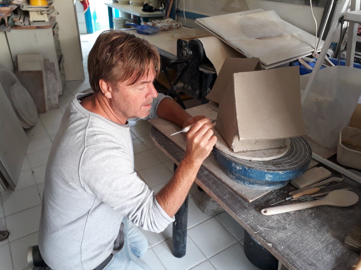 AnoukdHaens's tweet photo. In memoriam: Zwier Veldhoen
Afscheid van een mooi mens en formidabel vakman. Zwier made his mark! 

Foto achter de schermen bij opnames voor de serie Kerkstraat 6 van FBTO. https://t.co/TBl3IqUdkD