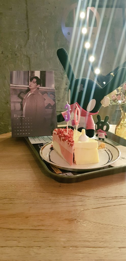 wts2888's tweet photo. 찬오빠 얼마 안남은 생일이지만 일끝나고 베이비 언니랑 만나서 작게 생일파티 했어 오빠도 남은 생일 잘보내 항상 고맙고 사랑해~ 언제가 기다릴게
 @BAP_Himchan
#Himchan30thBirthdayEVENT
#StrongChanDay @issey0625 https://t.co/wo20cYtqoV
