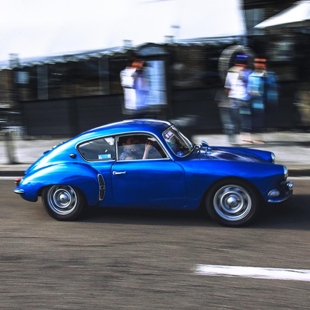 AlpineCarsFR's tweet photo. L’#AlpineA106 est le premier modèle de la marque, créée par Jean Rédélé en 1955.
Légère, compacte et dotée d’un moteur arrière, l’A106 inscrit Alpine dans la légende de la compétition automobile. https://t.co/I6mLa56Dia