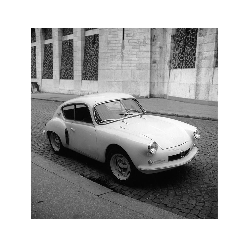 The #AlpineA106 was the first car of the Alpine brand, created by Jean Rédélé in 1955.
Thanks to the lightweight and agile A106, Alpine became a legend in the automotive competition.