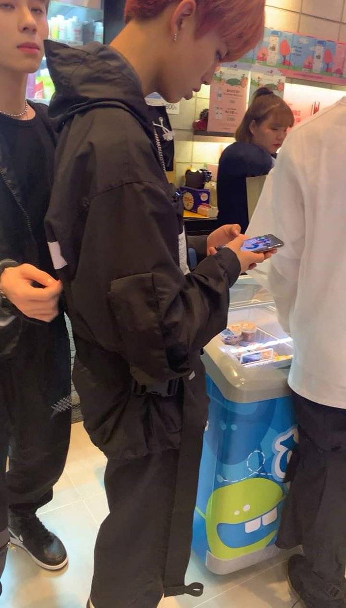 HoangThuTien1's tweet photo. Lại thêm một fanboy lọt hố TaeTae của chúng ta 💜 @BTS_twt #curiousaboutARMY #PersonaConference #방탄소년단 #BoyWithLuv1stWin https://t.co/JVv5ipX8Jm