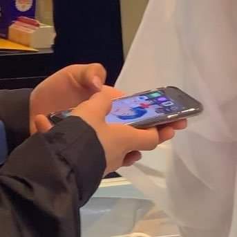 HoangThuTien1's tweet photo. Lại thêm một fanboy lọt hố TaeTae của chúng ta 💜 @BTS_twt #curiousaboutARMY #PersonaConference #방탄소년단 #BoyWithLuv1stWin https://t.co/JVv5ipX8Jm