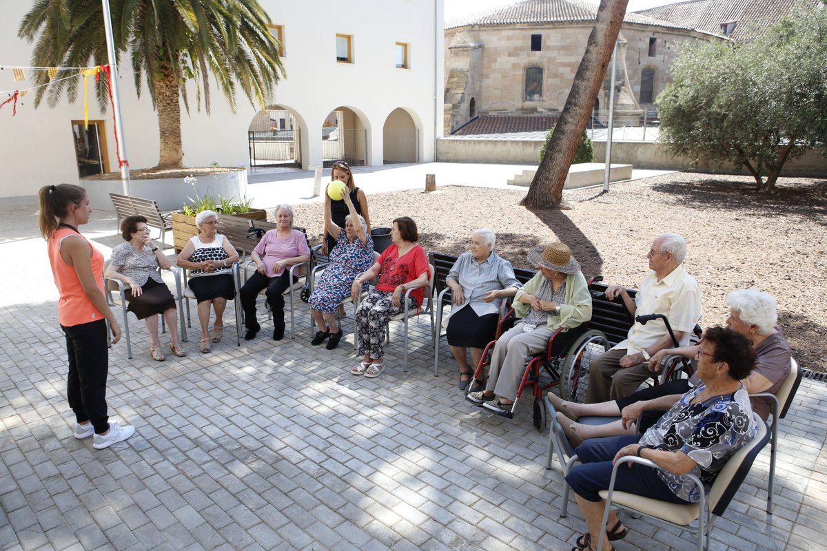 Els Centres de Dia municipals amplien els seus serveis per a les persones grans

El de #Magraners ha començat a funcionar els caps de setmana i el del <a href="/CentreHistoric/">CentreHistòricLleida</a> ha posat en marxa el servei de menjador per a persones grans del barri de #Lleida 

bit.ly/2VOYe6B