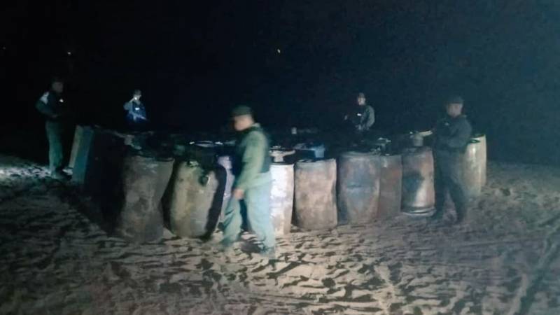 ConElMazoDando's tweet photo. ¡Ni un litro más para el contrabando! GNB inutilizó más de 21 mil litros de gasolina https://t.co/FgD40mqRuI https://t.co/MB2OJ8fT4X