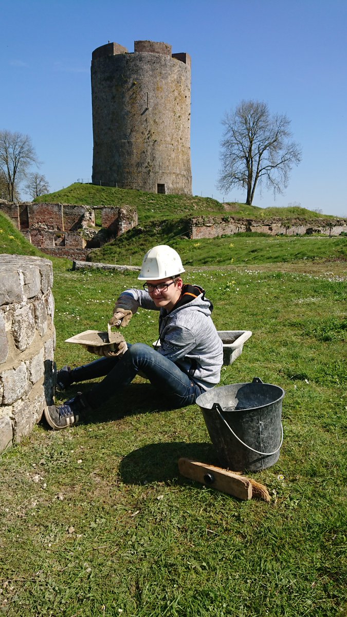 #vacances au #Château #chantier au cordeau 😄 Les #jeunes du @clubduvieuxmanoir sont là pour 2 semaines avec au programme #maçonnerie autour du puits du #donjon, repose de #pierres sur le puits de la basse cour et de briques à l'Arsenal sous le #soleil 😊 #association #ados