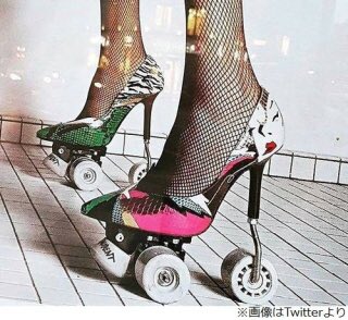 今日、サンローランにローラースケートが取り付けられたピンヒールが