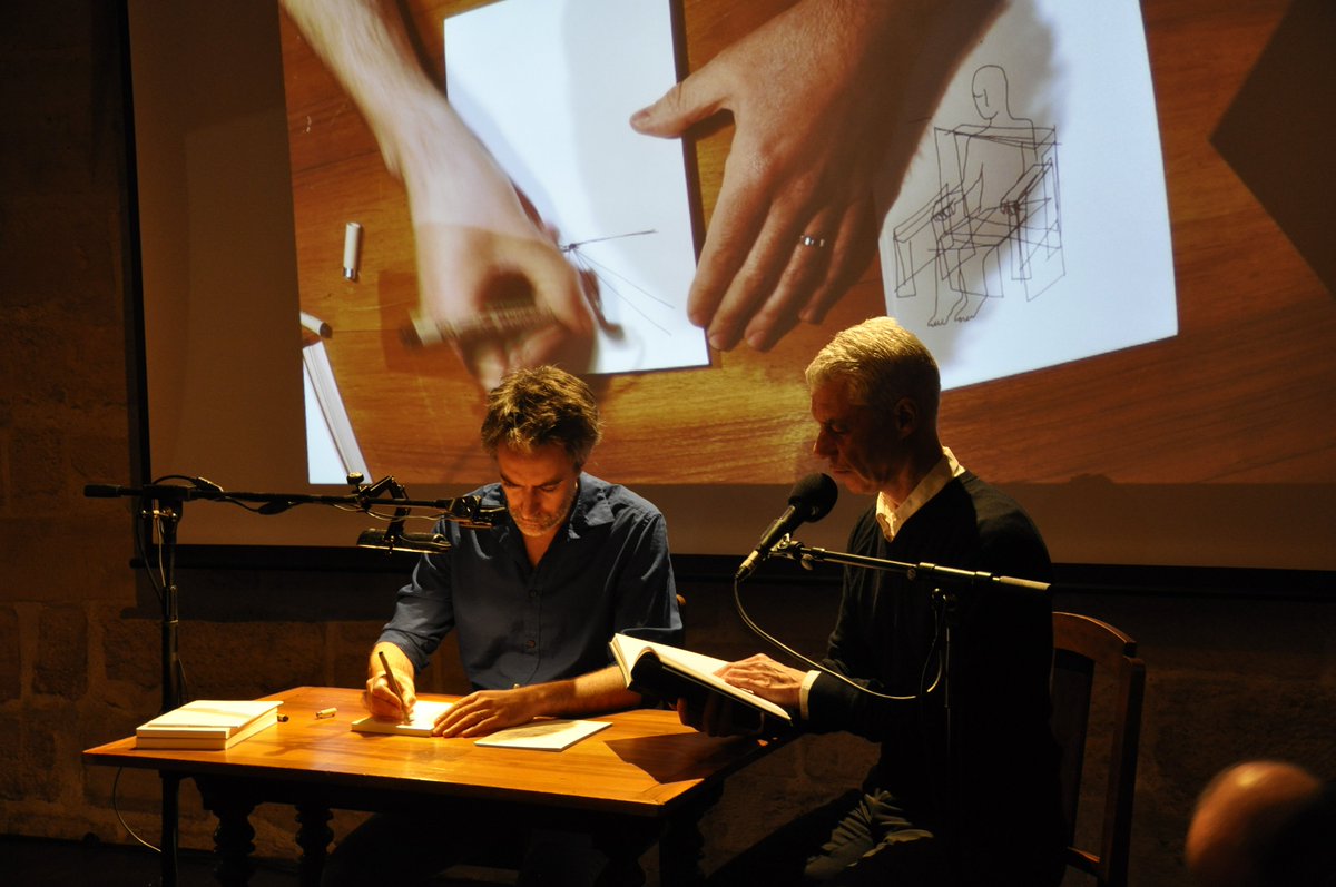 FestiRaccords's tweet photo. Quelle belle performance que celle de Frank Smith et Julien Serve samedi dernier à Maison de la Poésie - Scène littéraire ! L'un dessinait pendant que l'autre lisait. Retrouvez ce procédé dans le livre "Pour Parler" ( Créaphis Éditions) https://t.co/oBpCSKIpiL