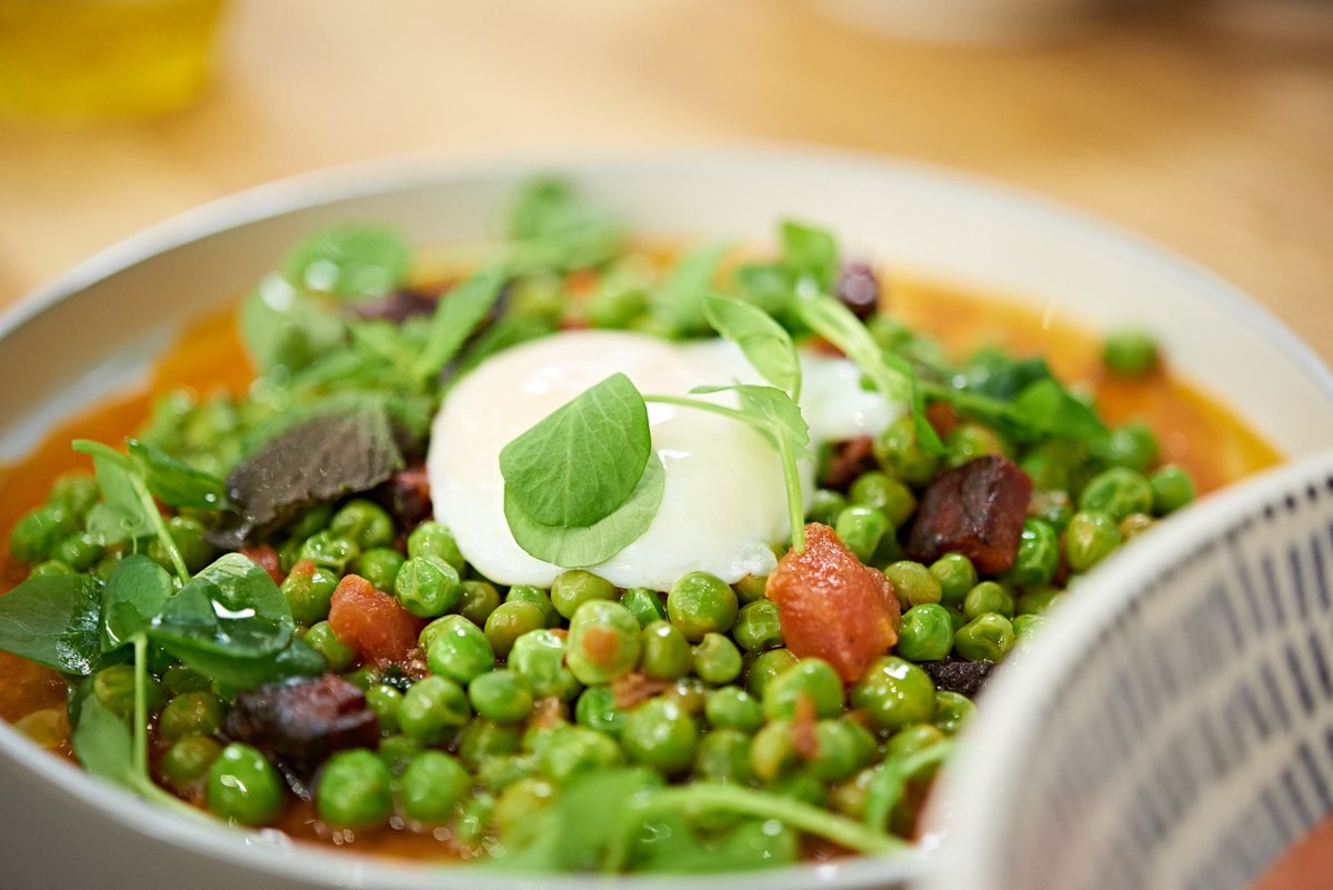 Sauté peas with crispy chorizo & poached egg by @Jose_Pizarro to kick off your Easter weekend - simple & seasonal produce is key to good dishes 👌 #TheGatheredTable #Peasplease