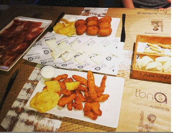 TbnAS's tweet photo. Haz auténtico el #viernessanto y visita nuestras tabernas para disfrutar de este largo fin de semana de pasión. 😜🍴🔝

 #Restaurant #Seville #Food #Foodie #Foodpics #Beer #Cerveza #Tapas #Spain #Gastronomia #LaAutentica #Tasty #Yummy #Enjoying#taberneando https://t.co/JySYwBApF1