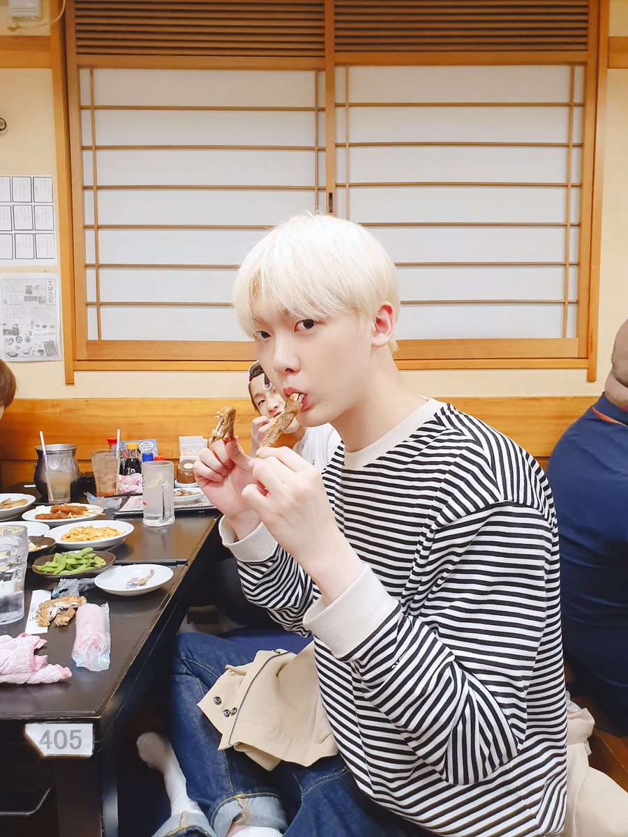 offclASTRO's tweet photo. 늦은저녁으로 테바사키라는 음식을먹었는데 ㅎㅎㅎ 맛있네요 로하도 맛있는저녁먹어요♡😋
#다시 #연습하러~
#またね https://t.co/VWcssKwe7R