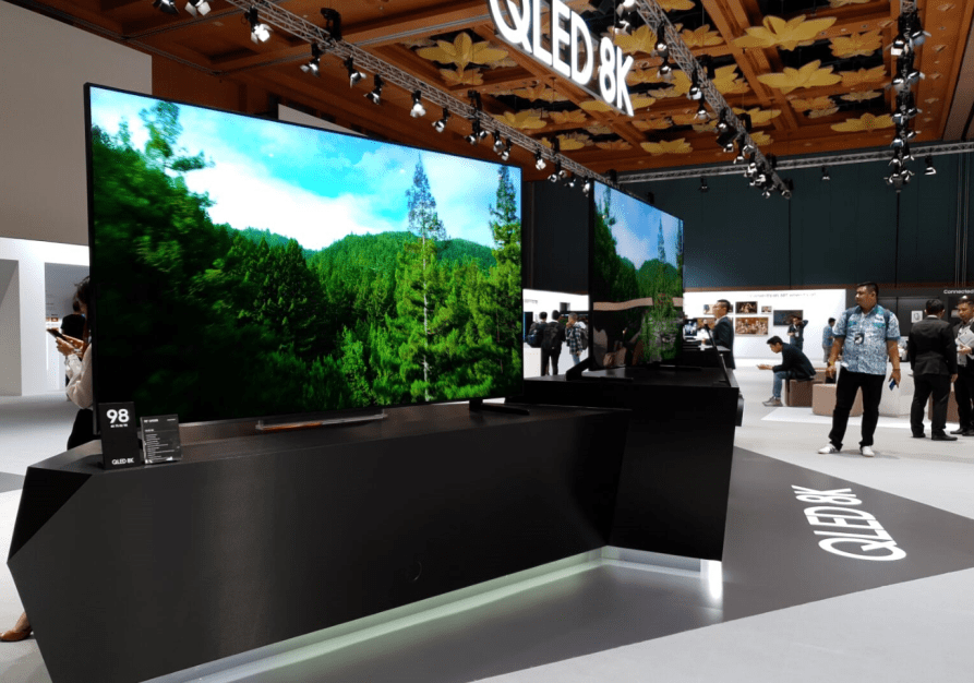 techAU's tweet photo. Samsungβs 98β³ 8K monster QLED TV is coming to Australia - https://t.co/zstJ8M3KtJ https://t.co/pPwqj7ZtJn