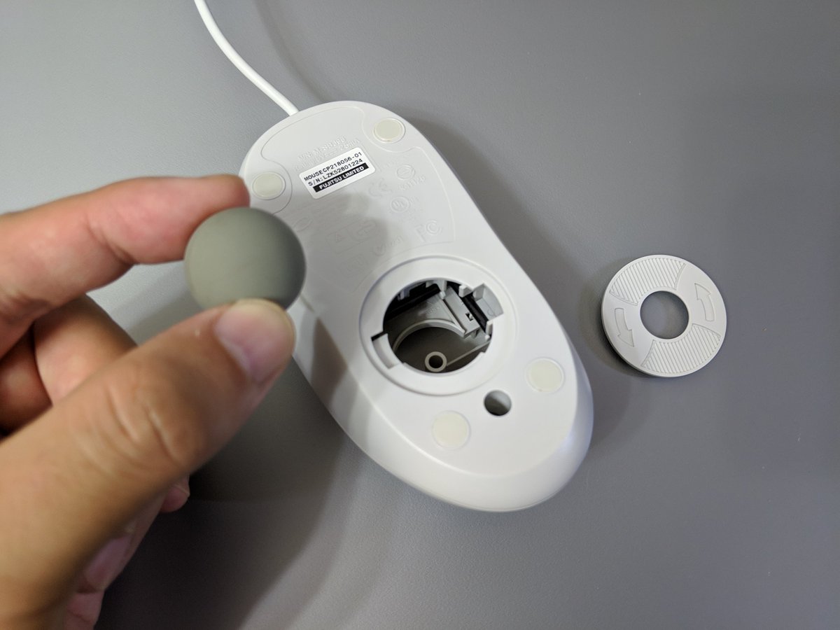 ボールを転がして物理的に位置を伝達する画期的なマウスを買った Usbポートや電池も不要 机上表面の汚染物質を吸着回収する役割も担っている Togetter