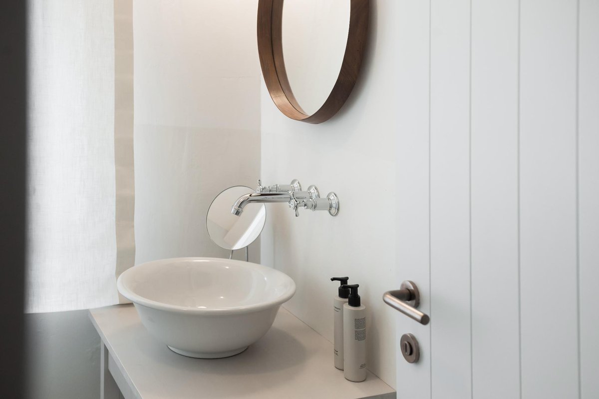 hansgroheUK's tweet photo. The newly refurbished 1477 Reichhalter in Lana, South Tyrol, is now an extraordinary boutique hotel fitted with our #AXOR Montreux brassware https://t.co/ZEwKZxAjSR

#brassware #hoteldesign #hoteluxe #formfollowsperfection https://t.co/OBLEYeBCuK