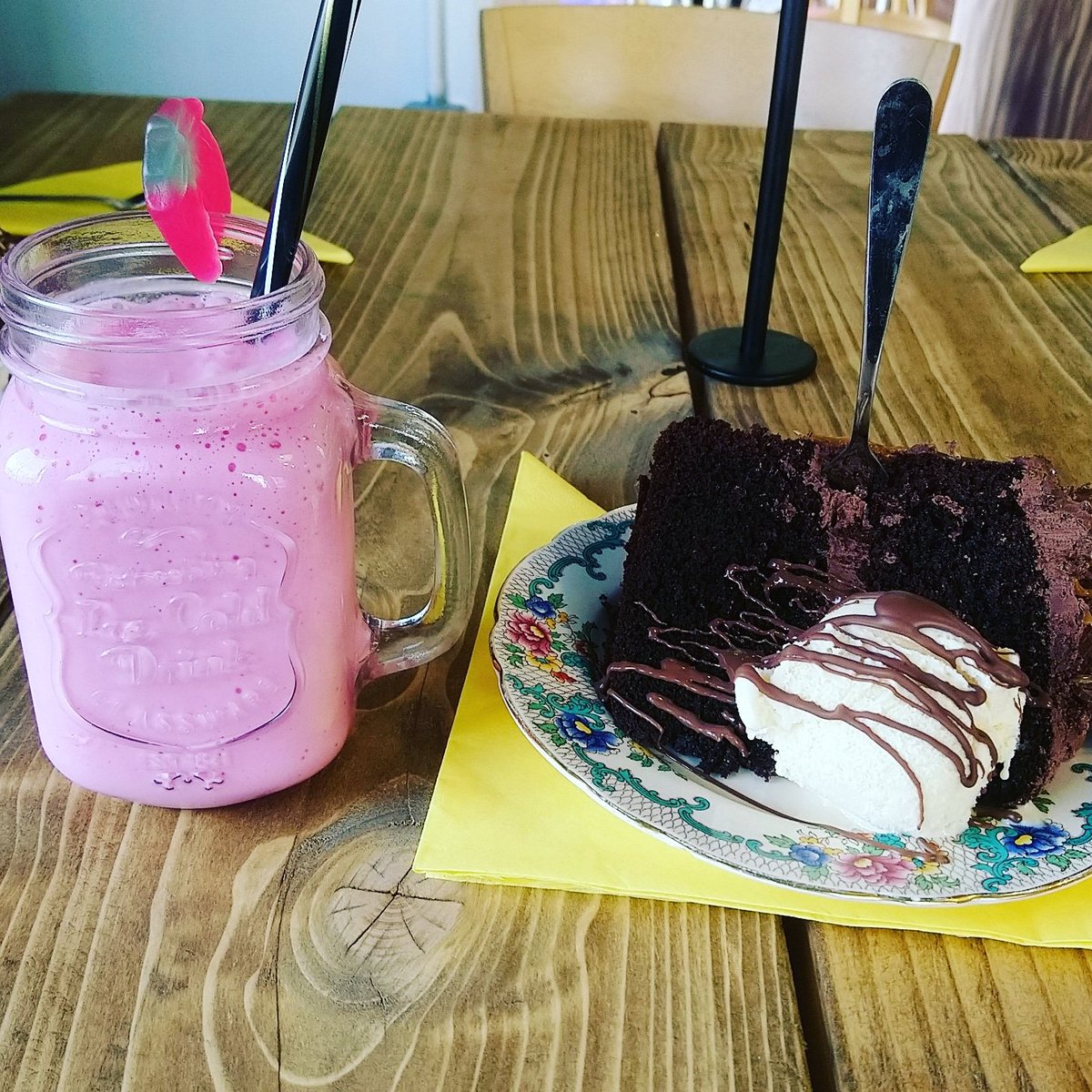 janice_whitfiel's tweet photo. First time visiting @CakeoleBradford with my daughters and its definitely worth a visit. #marsbarcake #strawberrymilkshake #Bradford #easter #GoodFriday #EasterTreat https://t.co/Hezy2Uds2Z
