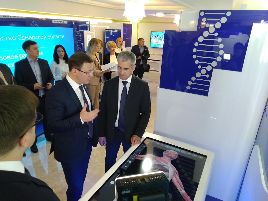 samsmuit's tweet photo. @D_Azaroff посетил стенд #samsmuit на выставке в @SovFedInfo поинтересовался, в чем уникальность стола "Пирогов" https://t.co/7HXgZgPvmG