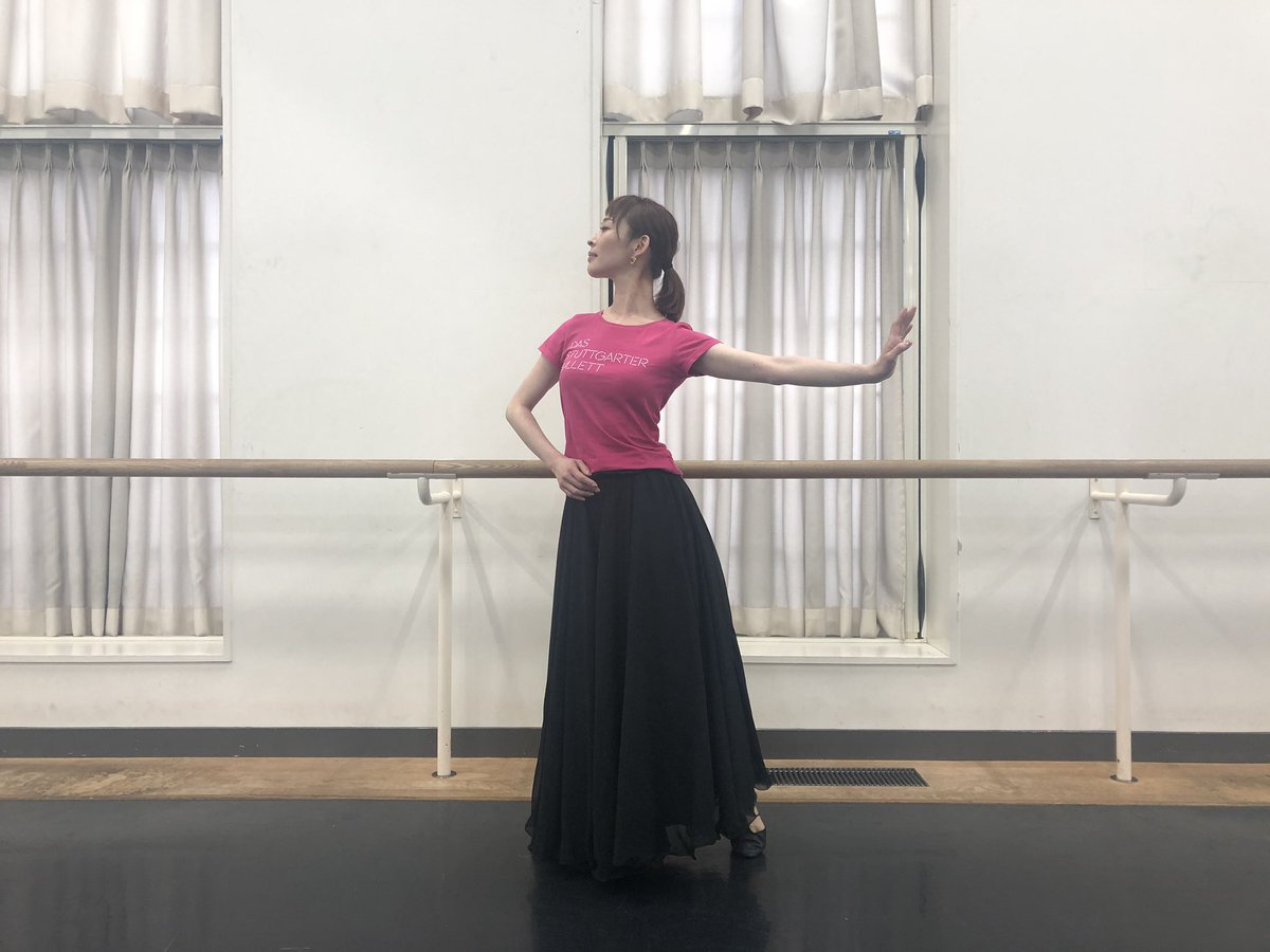 Thetokyoballet 稽古場便り 東京バレエ団 白鳥の湖 では王妃が重要なキャラクターとして登場します 今回は バレエ団ogの山岸ゆかり 矢島まいのダブルキャスト 本日のリハーサルに参加していた矢島王妃にカメラを向けると快くポーズを決めてくれまし