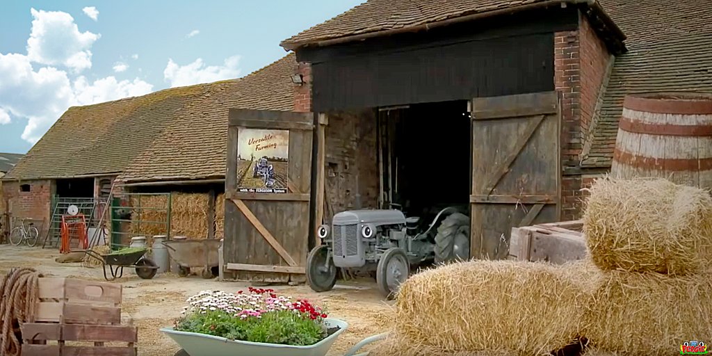 I have such great view from the barn now. It’s starting to get green outside and the flowers are coming.

#FridayFeeling #LittleGreyFergie