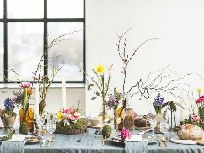 Easter is all about sharing delicious food with your loved ones. This year, why not push the boat a little with stylish Easter table settings?  Botanical inspo this way 👉  thejoyofplants.co.uk/easter