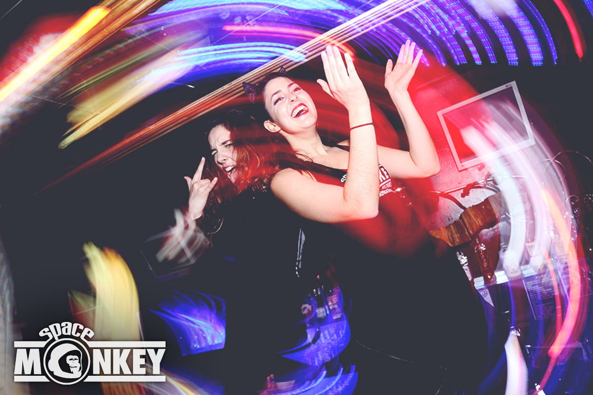 SpaceMonkeyMad's tweet photo. ¡Copas a 4€ de 23.00h a 00.30h viernes y sábados en Space Monkey Club!! ¡Te esperamos! https://t.co/KWMzH6im7p
