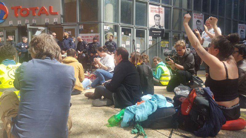 greenpeacefr's tweet photo. Bonne ambiance à #LaDéfenseBloquée : un salarié de @Total rejoint la mobilisation sous les applaudissements citoyens bienveillants ! Bravo à ce monsieur, qui n'a pas oublié que Total est une des 20 entreprises les plus polluantes du monde. #RépubliqueDesPollueurs https://t.co/J6t9StJgpD