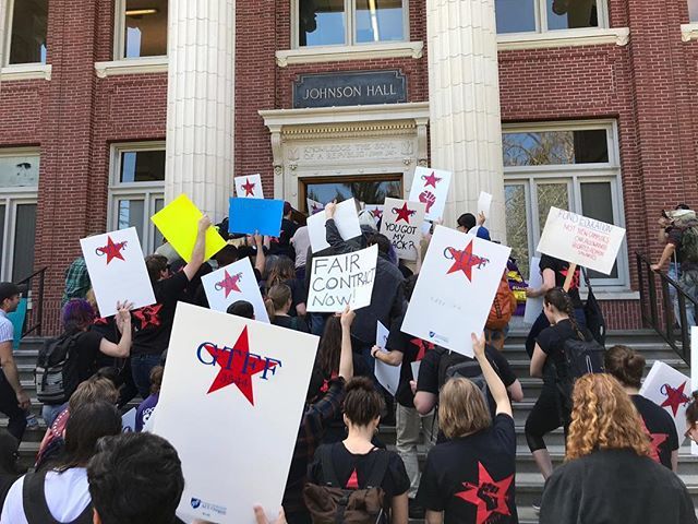 GTFF_3544's tweet photo. Yesterday labor on @uoregon campus stood up to demand 📢 FAIR CONTRACT NOW 📢
#nocutstohealthinsurance #livingwagenow #forwardnotbackward @seiu503 and @gtff3544 will not back down. .
.
.
#gradsRAISEuo #RAISE #gtff3544 #uoworksbecausewedo #bargaining #u… https://t.co/MQ631SPsaD https://t.co/QfR7lmOTsK