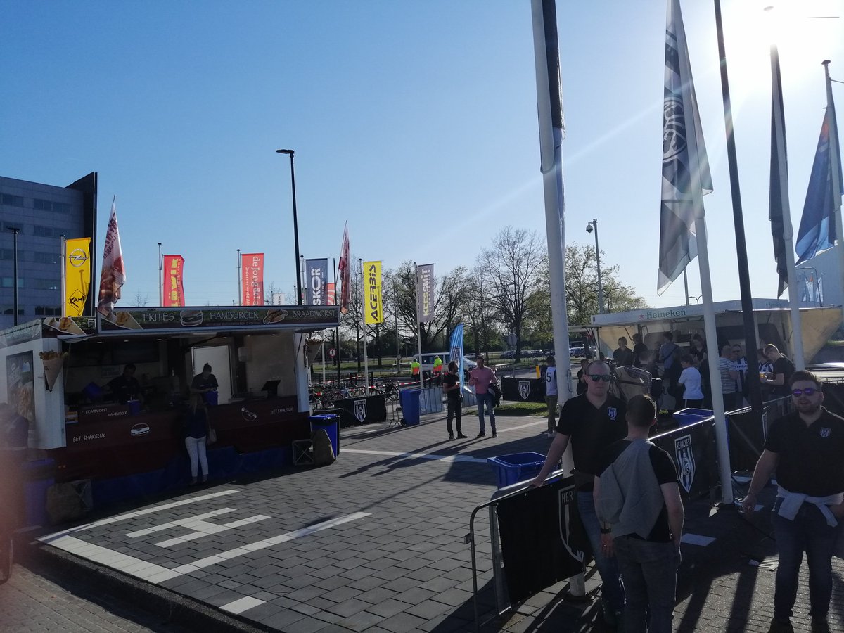 HeraclesAlmelo's tweet photo. 🎵 Ons Fanplein is geopend 🙌

🍔🍻 Kom gezellig een drankje doen en een hapje eten voor Heracles Almelo - sc Heerenveen

#herhee #samenheracles https://t.co/5pzDcHjrCu