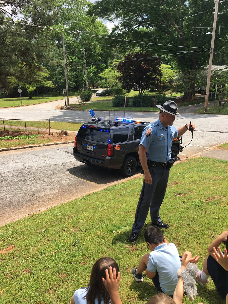 ICSgeorgia's tweet photo. Kindergartens loved hearing from a Georgia State Patrol Highway trooper as part of their community helpers unit this week! 👮🏾♂️👩🏼🔧👨🏽🚒 #communityhelpers #gastatepatrol https://t.co/69L3AEwUMK