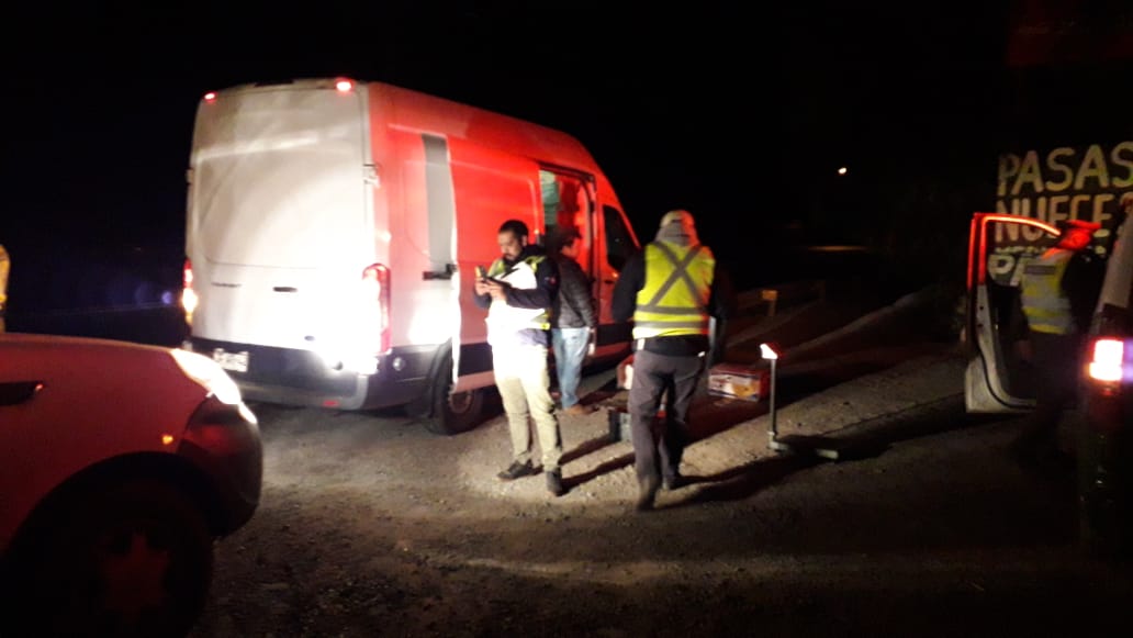 SaludSsrv's tweet photo. Estamos desplegados en toda la región. 
Les mostramos imágenes de fiscalización en Cuesta Chacabuco, realizado por nuestros equipos de la Oficina Provincial Aconcagua de Seremi de Salud, junto a Sernapesca, en plena madrugada. Velamos 24/7 por la seguridad de la población. https://t.co/HCS3M0oLRT