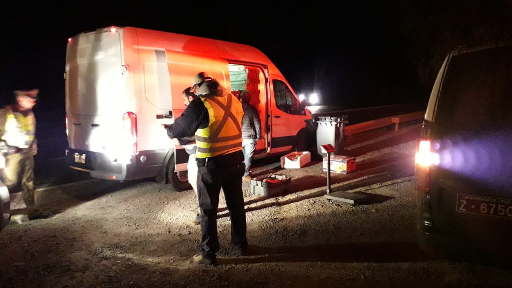 SaludSsrv's tweet photo. Estamos desplegados en toda la región. 
Les mostramos imágenes de fiscalización en Cuesta Chacabuco, realizado por nuestros equipos de la Oficina Provincial Aconcagua de Seremi de Salud, junto a Sernapesca, en plena madrugada. Velamos 24/7 por la seguridad de la población. https://t.co/HCS3M0oLRT