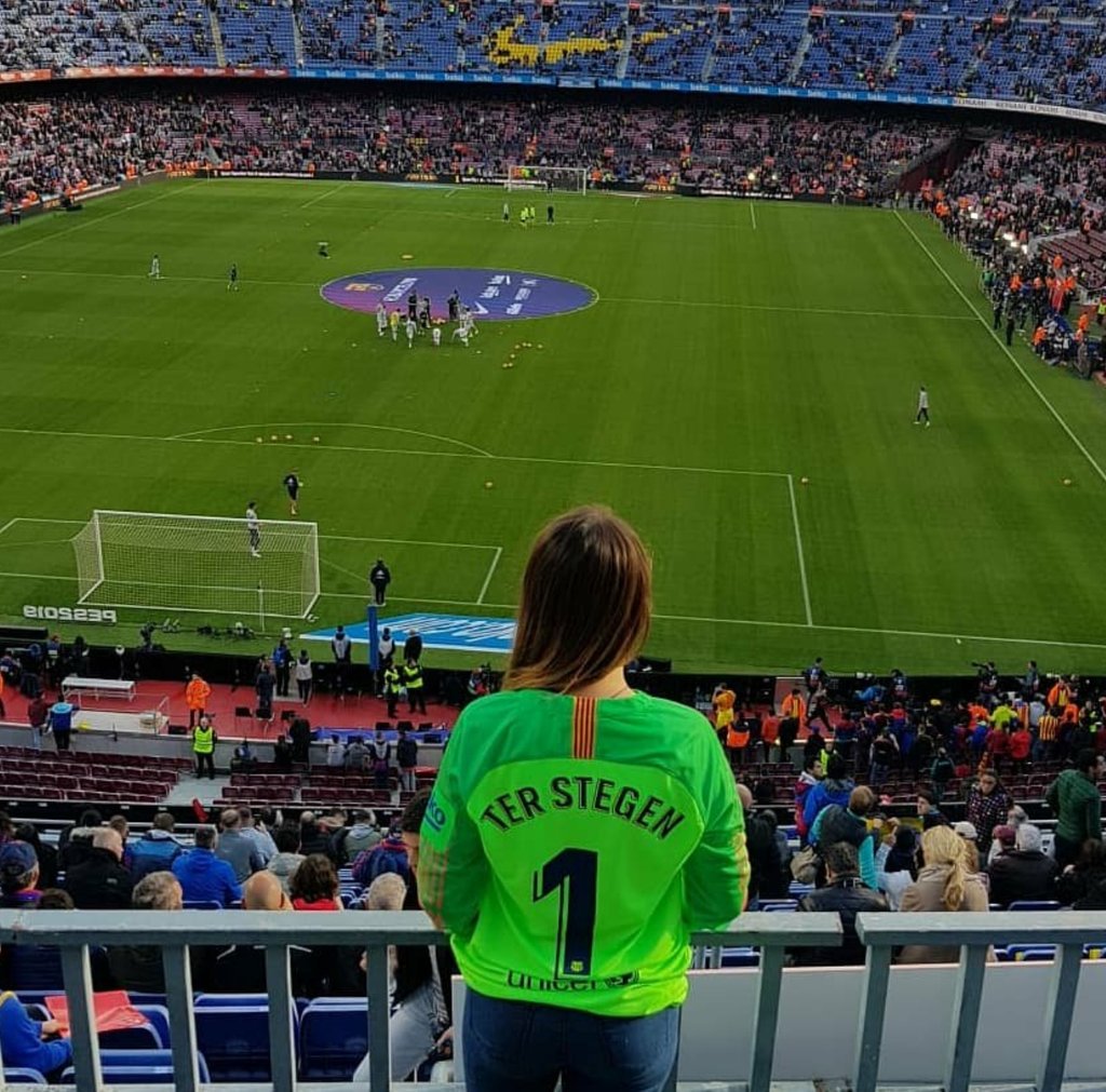 Olgaserra_'s tweet photo. Un any. Un any llarg i esperat. Un any estalviant per la samarreta del porter i pel somni de veure un clàssic al Camp Nou, el nostra temple.
Em llevo, miro el calendari: 
20 d'octubre. Celebro cinc gols amb el número 1 a l'esquena. Sóc feliç, visc el meu somni. #LaTdTSantJordi https://t.co/ZxlUIaYX3Z